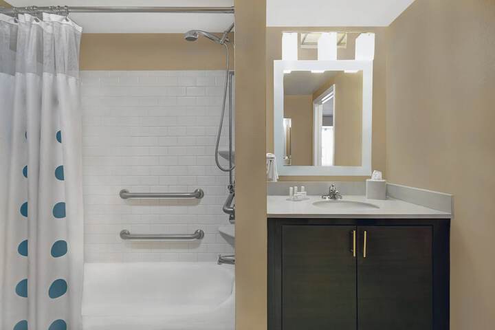 TownePlace Suites by Marriott Republic Airport Long Island