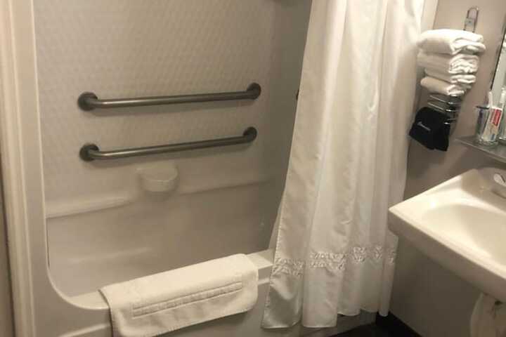 Ten Pin Inn & Suites