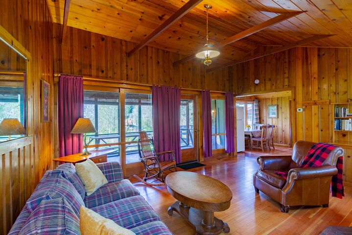 Lake Creek Lodge