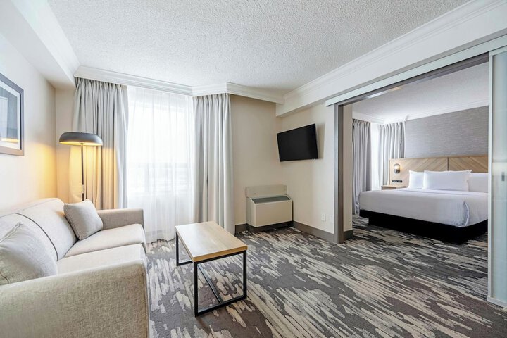 Sandman Signature Mississauga Hotel
