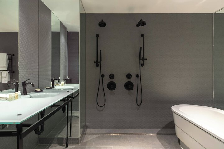 Room 10 of 99