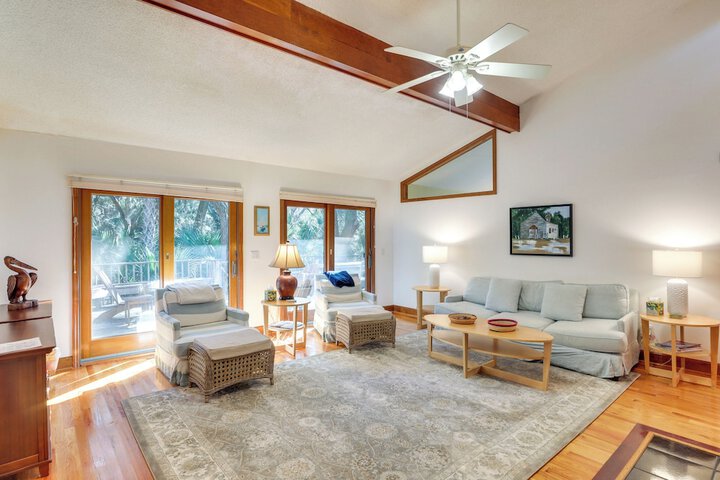 Spacious Kiawah Island Home w / Deck Walk to Beach