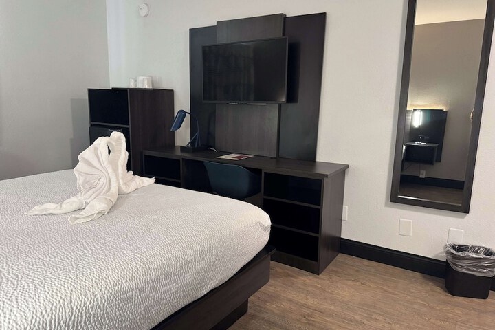 Room 14 of 33
