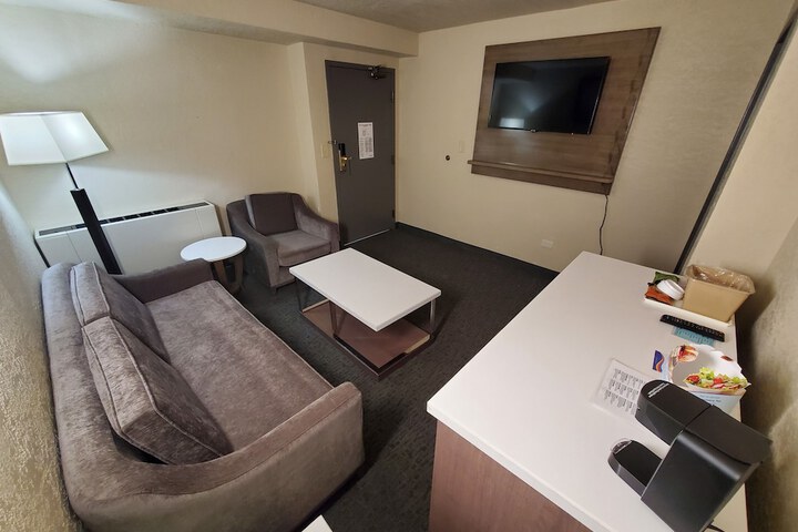 Room 28 of 66