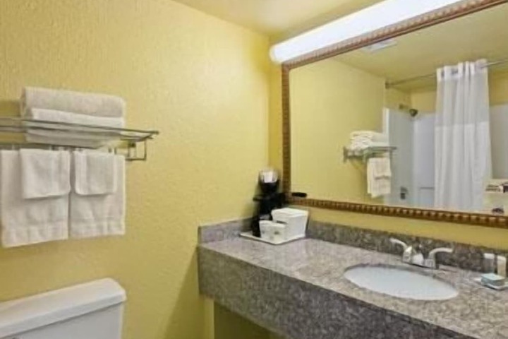 Travelodge by Wyndham Lima OH