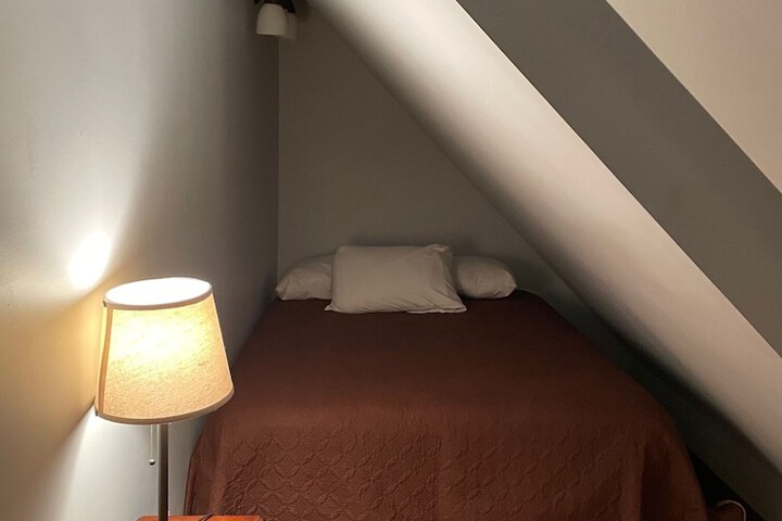 Room 28 of 35