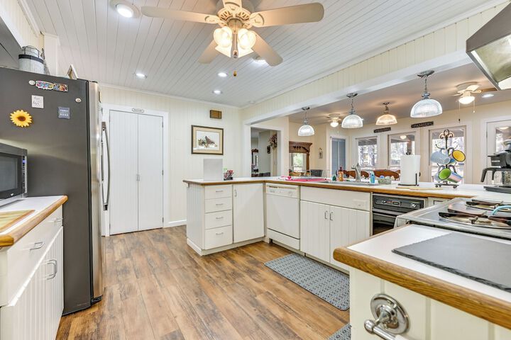 Secluded Hamilton Cabin Retreat w / Private Lake!
