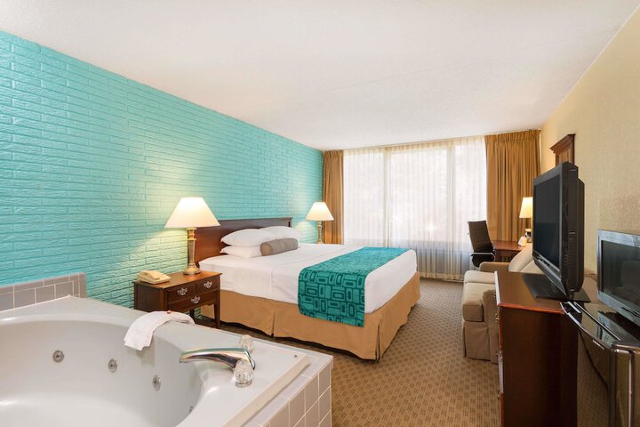 Room 9 of 16