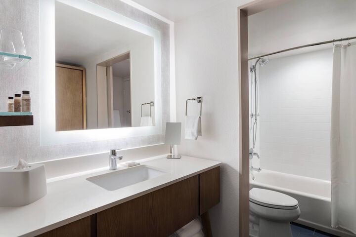 Delta Hotels by Marriott Virginia Beach Waterfront Suites