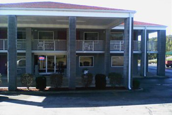 Campton Parkway Inn