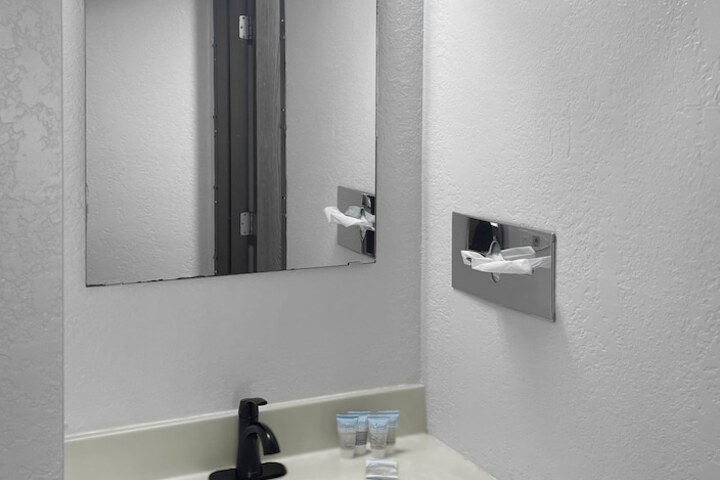 Room 16 of 27