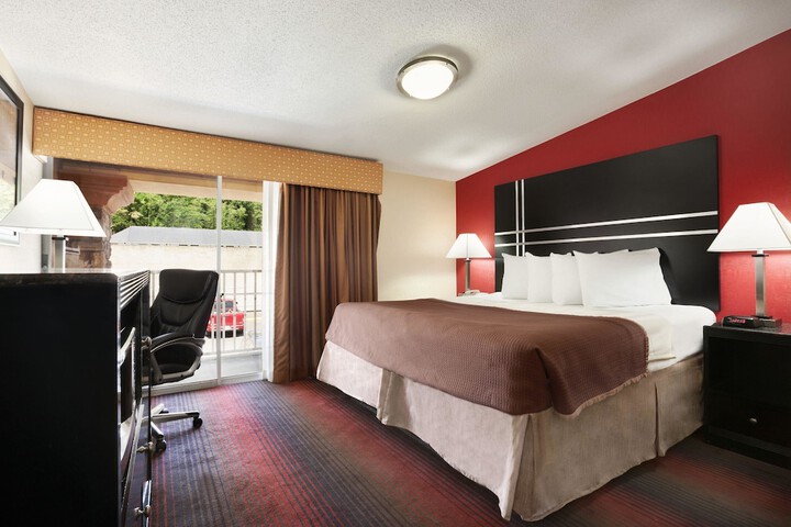 Room 11 of 16