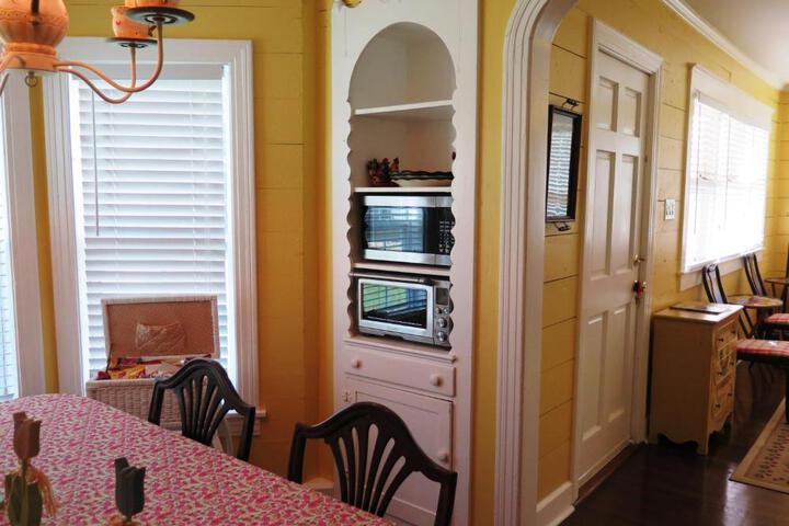Yellow House B & B