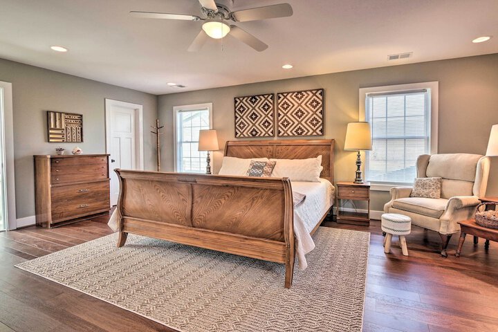 Morrisonville Manor w / Fire Pit & Hot Tub!