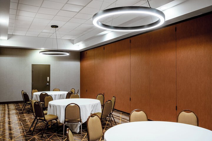 Ballroom/Hall 73 of 76