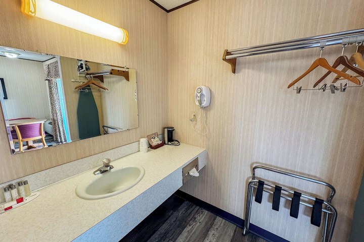 Days Inn by Wyndham Mackinaw City - Lakeview