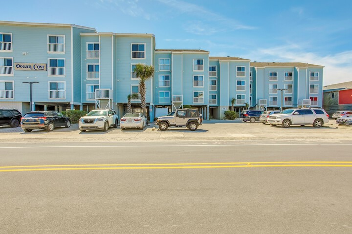 salt & Light Oceanfront Condo w / Pool & Elevator