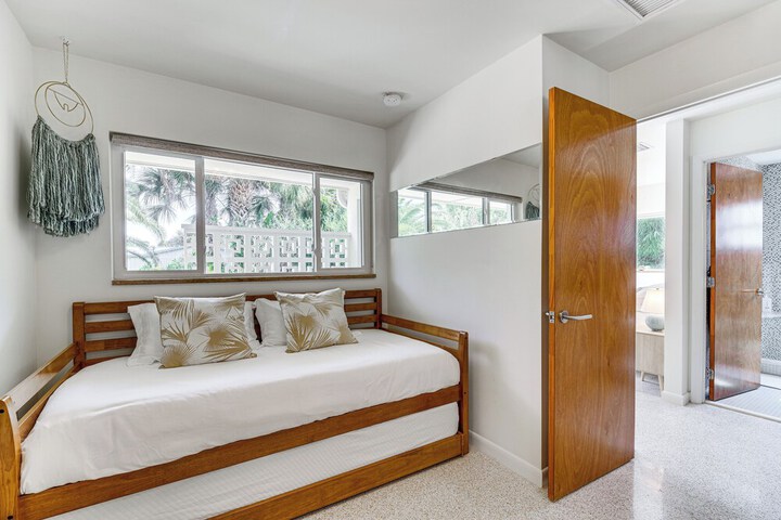 Private Oasis w / Pool: Walk to Melbourne Beach!