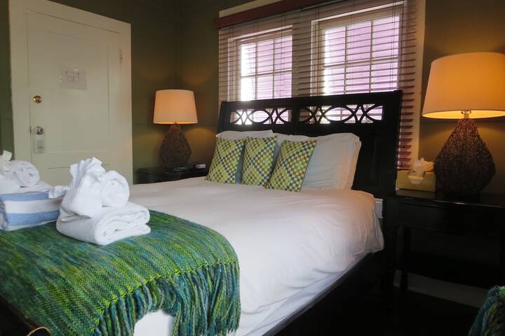 Room 33 of 47
