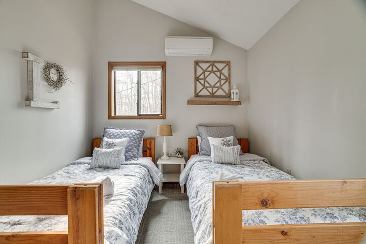 Pocono Pines Home w / Private Hot Tub!