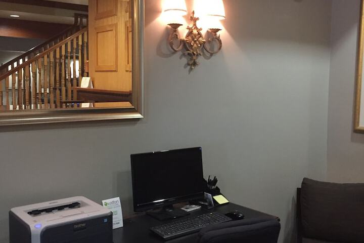 Country Inn & Suites by Radisson Lansing, MI