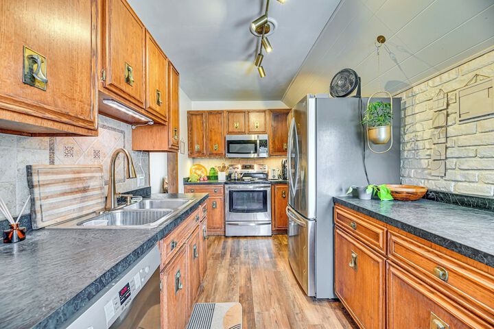 Near Canandaigua Lake: Retro Cabin w / Deck & Views