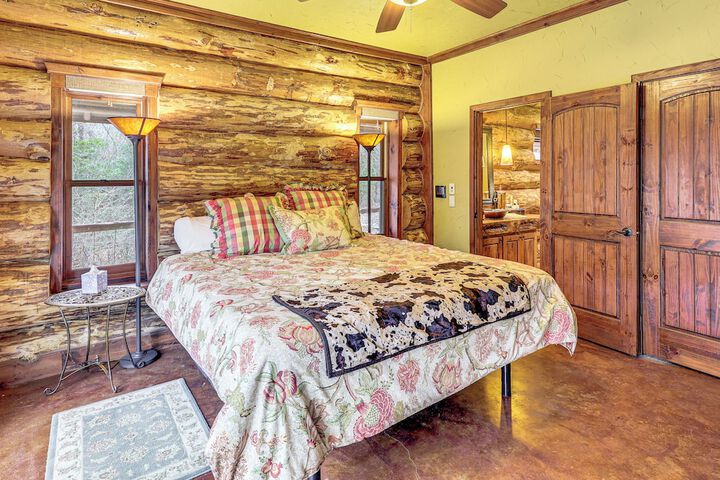 Fish Boat & Hike: Pet-friendly Cabin in Arkansas