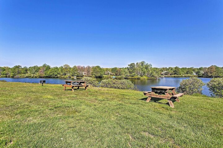 Lakefront Long Pond Home w / Wraparound Deck!