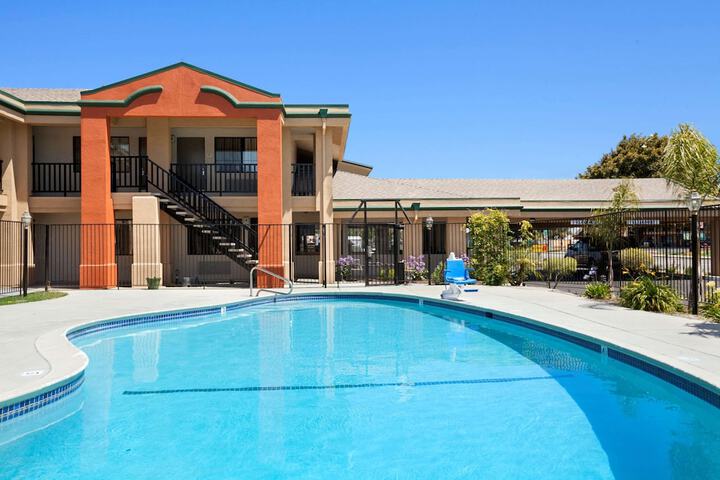 Super 8 by Wyndham Salinas