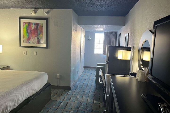 Room 17 of 24