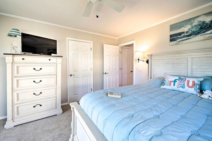 Carefree Coastal Getaway - Walk to Long Beach