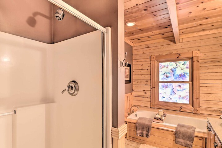 serenity Woods Cabin w / Hot Tub & Fire Pit