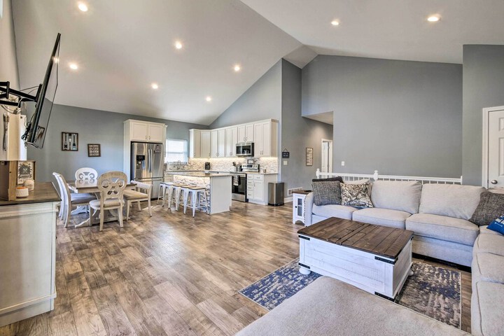 Waterfront Home on Lake Milton: Dock Hot Tub
