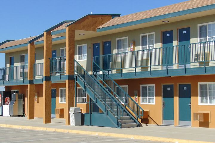 Corcoran Country Inn