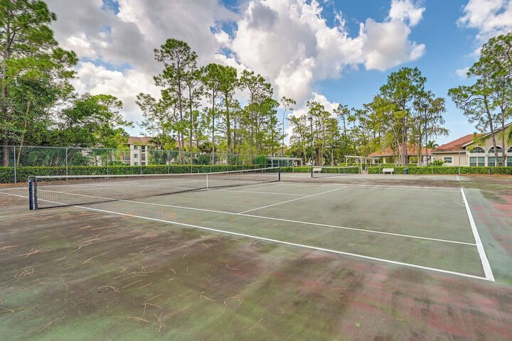 3 Mi to Beaches: Naples Condo w / Pool Access!