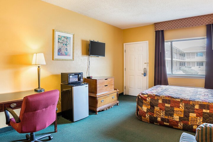 Room 12 of 27