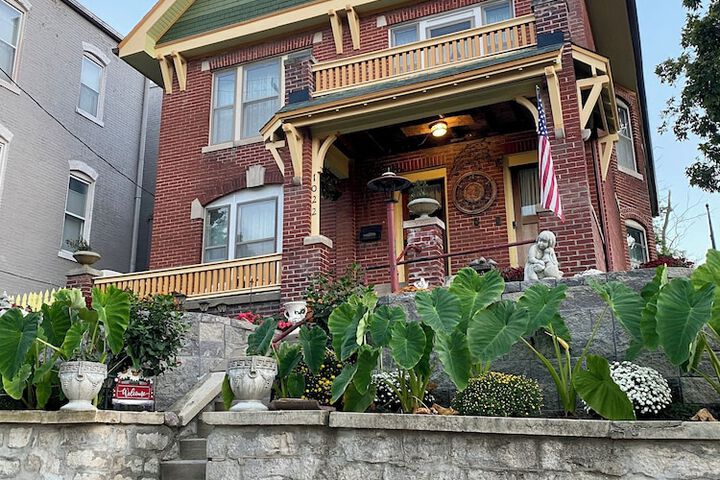 Vineyard Mansion & Carriage House Bed & Breakfast