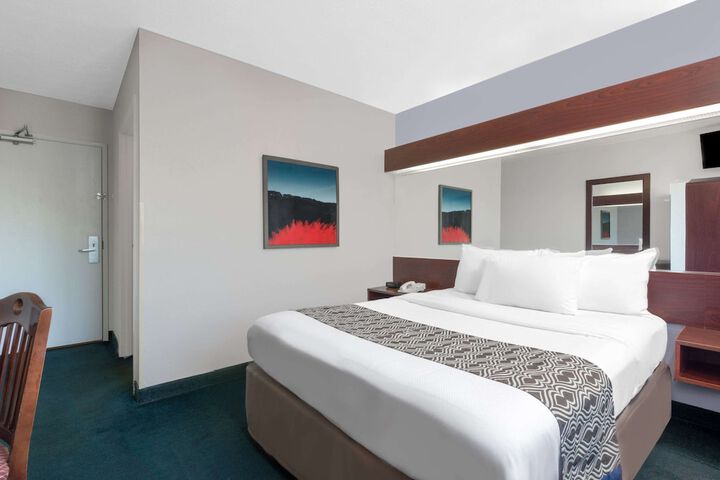 Room 9 of 38
