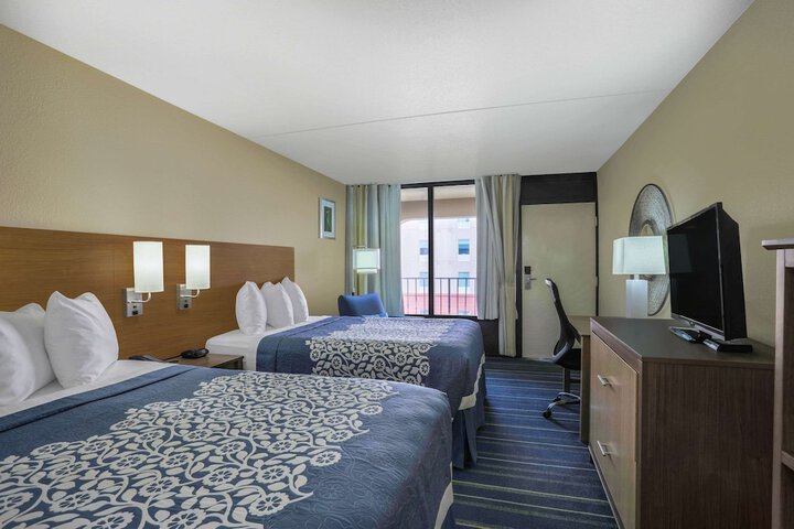 Room 7 of 12