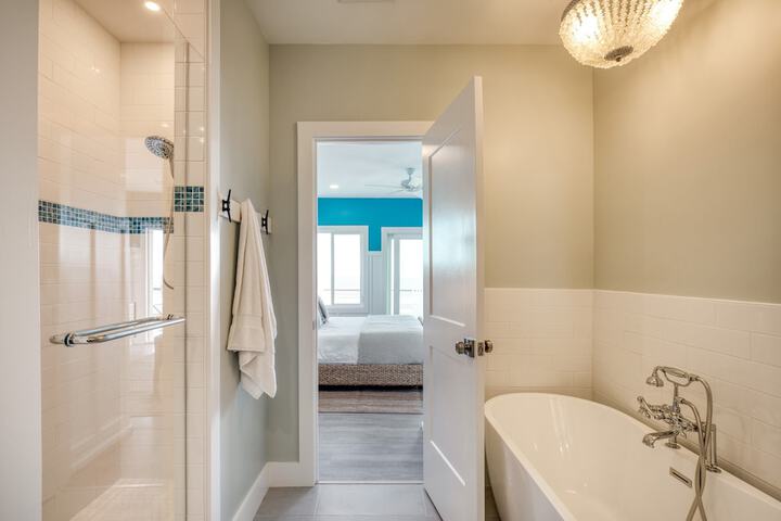 Oceans Eye by Avantstay Beach Front Home w / Roof Top Pool & Putting Green!