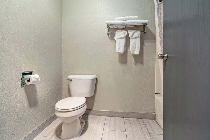 Days Inn & Suites by Wyndham Mt. Pleasant