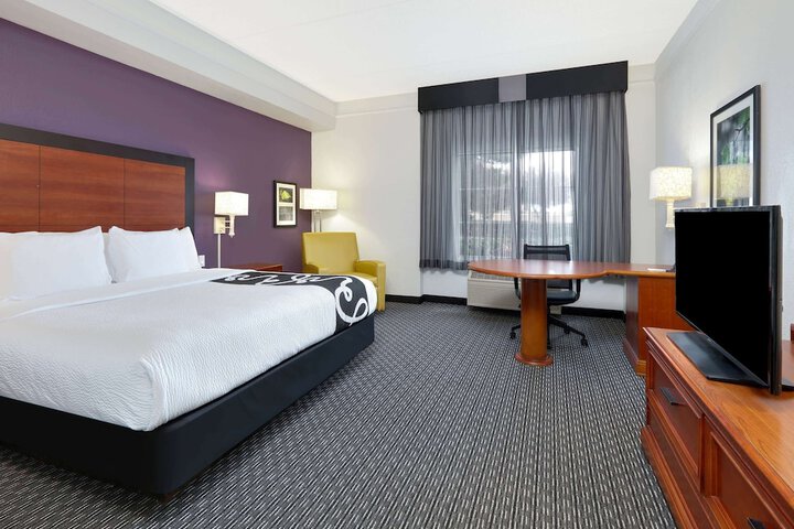 Room 17 of 28