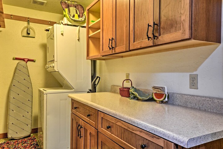 Gold Beach Apartment w / Activities - 2 Mi to Ocean