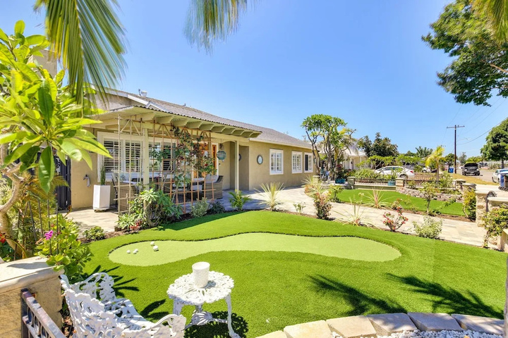 Westminster Escape Near Beaches & Shopping!