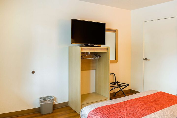 Room 5 of 16