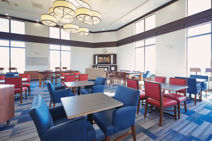 Holiday Inn Express & Suites Akron Regional Airport Area by IHG