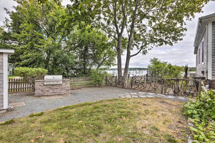 Charming Bristol Cottage w / Private Beach!