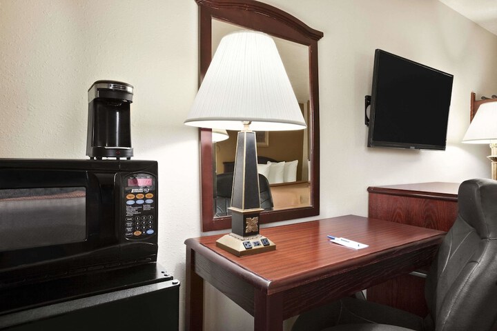 Travelodge by Wyndham La Porte / Michigan City Area