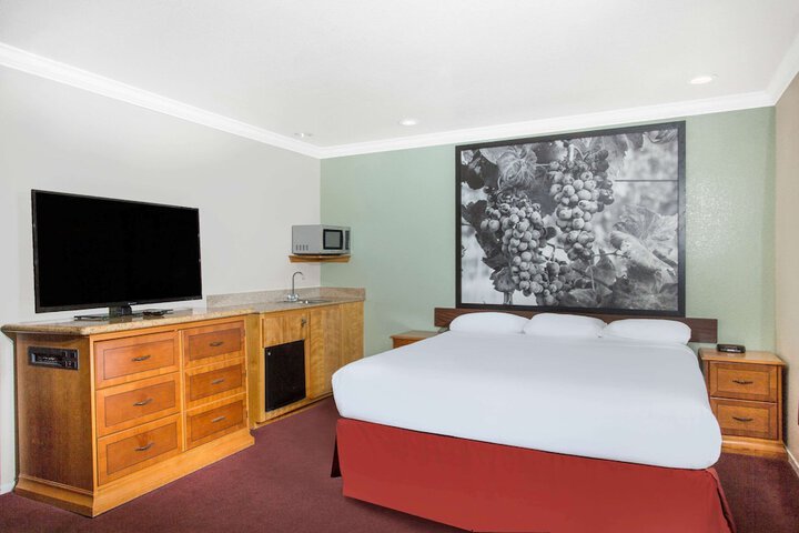 Room 4 of 16