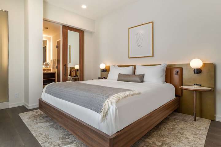 Room 33 of 67